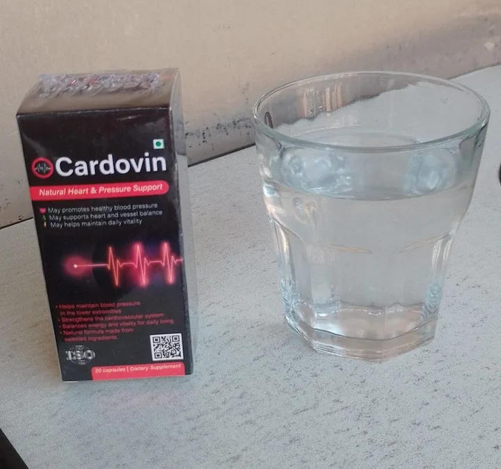 Boîte Cardovin posée à côté d’un verre d’eau
